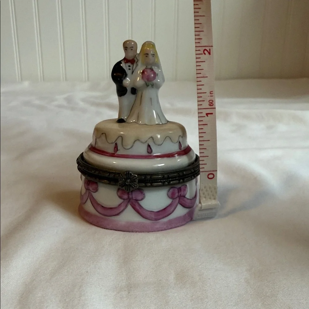 Wedding Cake Topper with Bride and Groom Figurine
